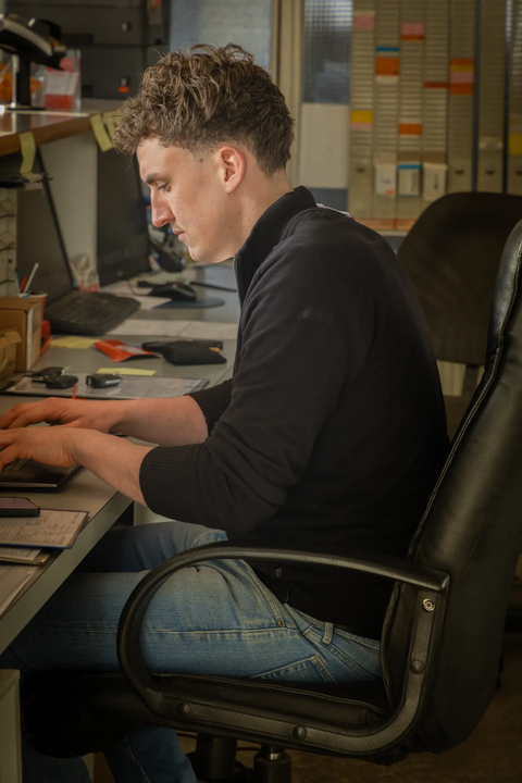 Job van Veen achter het bureau
