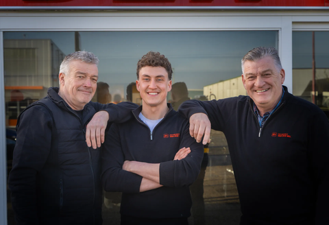 Team Autobedrijf van der Wal voor het pand