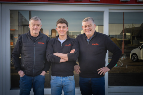 Team Autobedrijf van der Wal voor het pand
