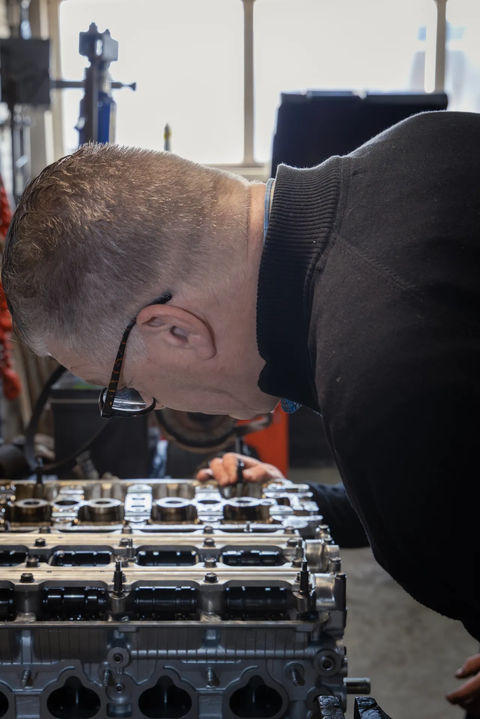 Vakmanschap bij Autobedrijf van der Wal, werk aan motorblok
