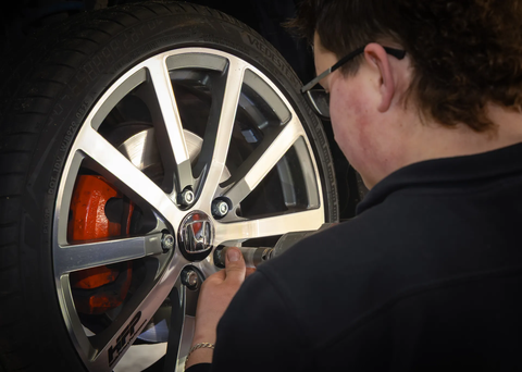 Monteur werkt aan Honda-wiel in de werkplaats