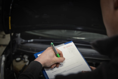 Inspectie en documentatie bij een geïmporteerde auto in de werkplaats